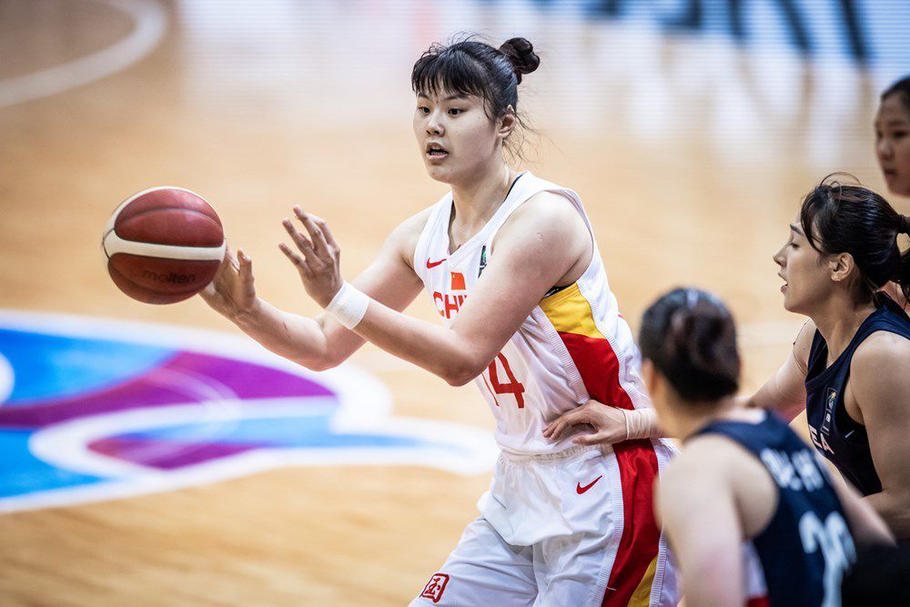 洪五爷等他入座之后，便微笑说道：萧先生，请您稍等片刻，饭菜马上就好，您先用茶。